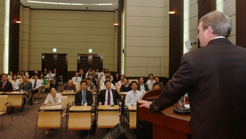 KOTRA ‘세계 문화와 비즈니스’ 강연회 참석자들이 인요한 박사의 ‘외국인이 본 한국인’ 강의를 듣고 있다. 