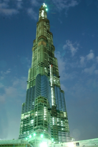 삼성물산 건설이 시공중인 버즈 두바이의 건물 모습(야간)