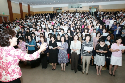 올해로 수강생 누계 1만명을 돌파한 현대주부대학의 입학식 장면. 김영명 명예학장이 축사를 하고 있다.