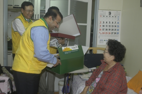 19일(수) 서울시 강서구 일대에서 열린 “S-OIL과 함께하는 사랑의 송편 나누기” 자원봉사에서 사미르 A. 투바이엡 CEO(왼쪽에서 두번째)가 S-OIL 사회봉사단원들과 함께 