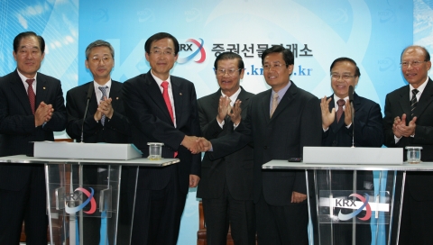 증권선물거래소 기자실에서 이뤄진 기자회견에 앞서 기념촬영.
왼쪽부터 옥치장 한국증권선물거래소 유가증권시장 본부장, 이정환 한국증권선물거래소 경영지원본부장, 이영탁 한국증권선물거래