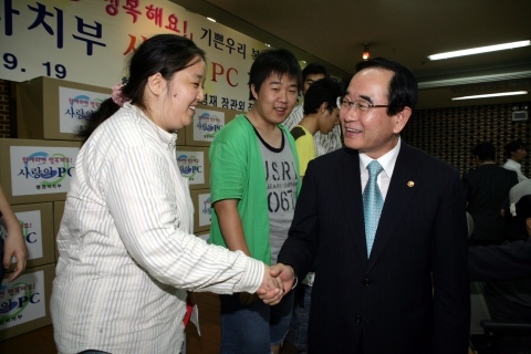 박명재 행정자치부 장관이 19일 추석 연휴를 맞아 서울 강서구 가양동 소재 '기쁜우리복지관'을 방문, 사랑의 PC 25대 및  정보화교재 50권을 전달하고 장애아