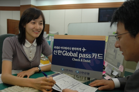 신한카드, 체크와 해외직불 기능의 글로벌패스 체크앤데빗카드 출시