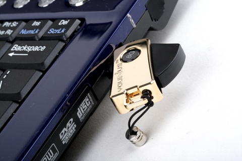 유에너스 USB 메모리 스틱 제품 장착 사진