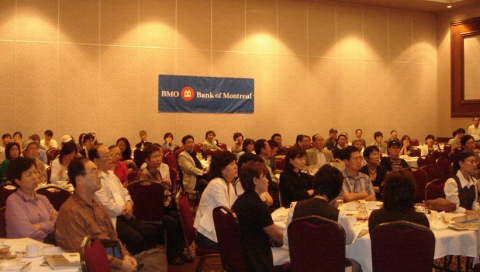 20일(한국시간) 캐나다 토론토에서  Bank of  Montreal과 공동 개최한 '2007 하나은행 해외 현지금융 세미나'에 참석한 현지 교민들이 '