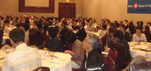20일(한국시간) 캐나다 토론토에서  Bank of  Montreal과 공동 개최한 '2007 하나은행 해외 현지금융 세미나'에 참석한 현지 교민들이 '