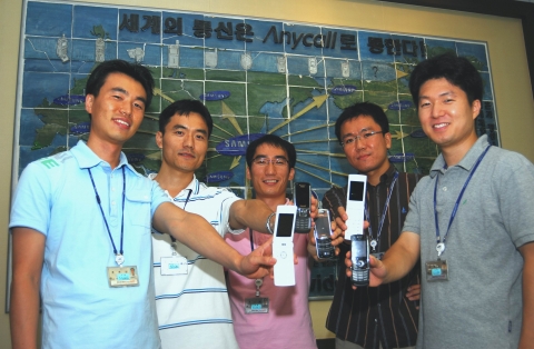6월말부터 100여개국에 파견돼 글로벌 로밍 필드 테스트를 실시한 삼성전자 정보통신총괄의 연구개발인력들이 삼성전자 구미사업장에 걸려있는 세계지도 앞에서 애니콜을 들고 환하게 웃고있다.