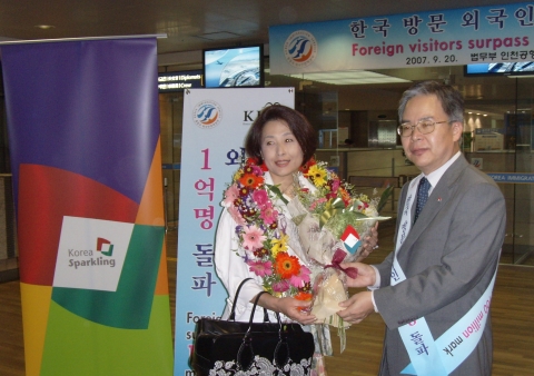 좌로부터 기시 리츠코씨, 관광마케팅본부 홍주민 본부장