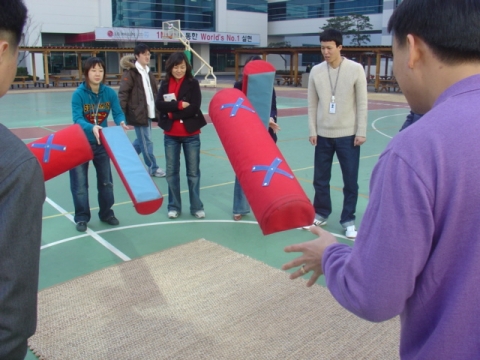 LG필립스LCD 직원들이 추석 연휴에 공장별로 실시하는 한가위 놀이마당에서 윷놀이를 즐기는 모습