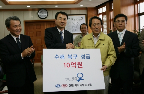 현대·기아차 그룹은 20일 제주특별자치도청에서 김 창희 해비치 사장, 김태환 제주도지사 등이 참석한 가운데 10억원의 수해복구성금을 전달했다고 밝혔다. 사진 왼쪽부터 오성훈 해비치