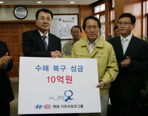 현대·기아차 그룹은 20일 제주특별자치도청에서 김 창희 해비치 사장, 김태환 제주도지사 등이 참석한 가운데 10억원의 수해복구성금을 전달했다고 밝혔다. 사진 왼쪽부터 김창희 해비치