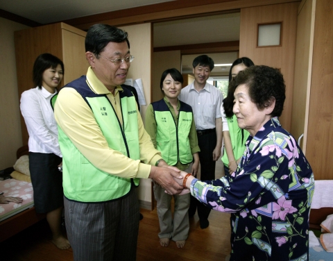 김상열 대한상공회의소 상근부회장(왼쪽)이 21일 오전 종로구 청운노인요양원을 방문하여 쌀 등 생필품과 후원금을 전달하고 요양중인 노인들과 얘기를 나누고 있다.