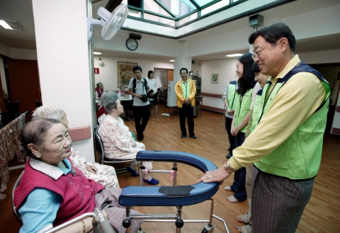 김상열 대한상공회의소 상근부회장(오른쪽)이 21일 오전 종로구 청운노인요양원을 방문하여 쌀 등 생필품과 후원금을 전달하고 요양중인 노인들과 얘기를 나누고 있다.