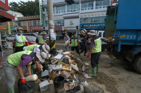 전남 고흥 수해지역에서 KT사랑의 봉사단과 IT서포터즈가 봉사활동을 하고 있다.