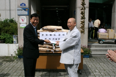 코레일 전기기술단은 지난 18일 대전 서구 노인복지회관을 찾아 쌀과 부식비를 지원했다.

