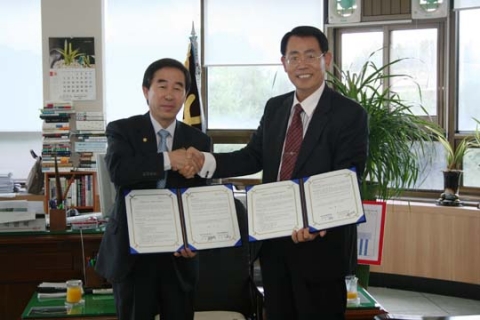 협약서를 교환하는 공사 서광석 기획관리본부장과 도로공사 석명복 강원지역본부장