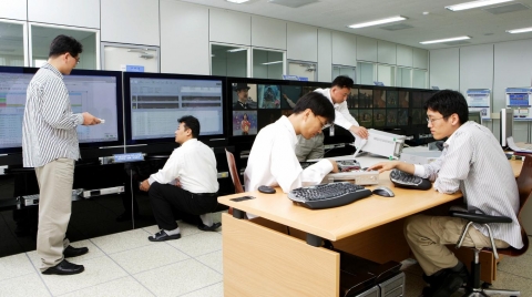 광통신연구센터의 FTTH서비스팀원들이 FTTH서비스센터에서 서비스개발 중인 장면.