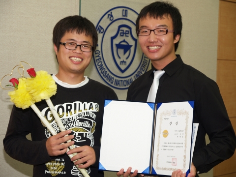 대상을 수상한 ‘패션’팀 손유경(오른쪽), 곽병윤(왼쪽) 학생.