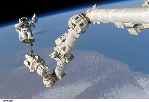우주선외활동(EVA, extra vehicular activity) 중인 NASA 우주인이 니콘 D2XS로 사진을 촬영하고 있다. 니콘 D2XS는 현재 NASA의 다양한 우주연구활동에 사용되고 있다