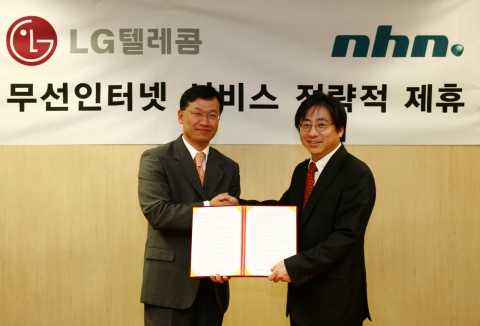 LG텔레콤 데이터사업부 기병철 상무(왼쪽)와 NHN 윤대균 컨버전스센터장(오른쪽)이 무선인터넷서비스사업 전략적 제휴에 대한  양해각서(MOU)를 교환하고 있다 