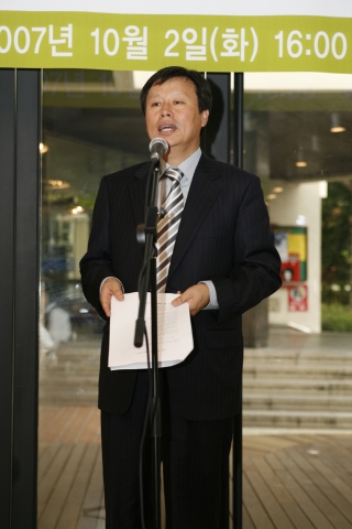 '접시꽃 당신'의 도종환 시인