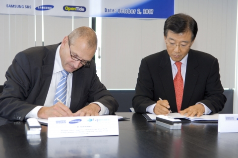 삼성SDS 김인 사장과 캡제미나이 행크 브로더스 유럽/아시아 총괄 사장이 계약서에 서명하고 있다