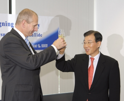 삼성SDS 김인 사장과 캡제미나이 행크 브로더스 유럽/아시아 총괄 사장이 제휴를 축하하며 건배하고 있다