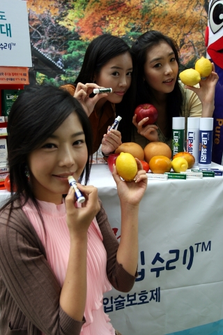 중외제약이 국내최초 유기농 입술보호제 '립수리' 시연이벤트를 열고 있다.