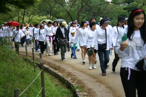 굿네이버스는 롯데홈쇼핑과 함께 3일(수), 온 가족이 함께 걸으며 세계 빈곤 퇴치를 기원하는 ‘행복나눔 가족걷기대회’를 개최했다. 