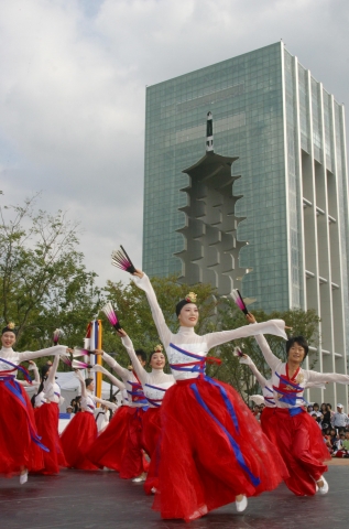 3일 열린 경주세계문화엑스포2007 대학생 춤 페스티벌에서 계명대학교 무용학과 학생들의 한국무용