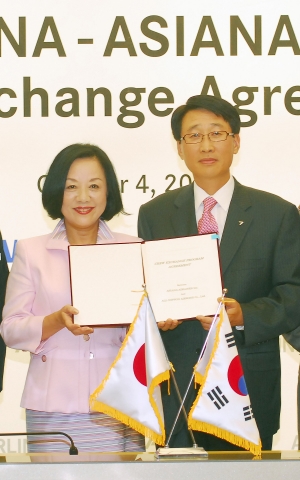 아시아나항공 캐빈서비스기획부문 한태근 이사 (오른쪽)
ANA항공 객실담당 야마우치 준코 상무 (왼쪽)