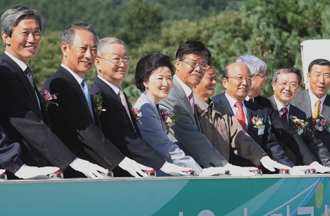 좌측 두번째 김승유 하나금융그룹회장, 세번째 이규성 하나금융공익재단 이사장, 네번째 이계경 한나라당의원, 일곱번째  윤교중 하나금융그룹 사장, 아홉번째 김종열 하나은행장 