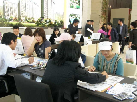 충남 천안시 쌍용동에 동훈건설이 분양한 더쉴 모델하우스 오픈 첫날 모델하우스내의 상담석은 자리를 찾을 수 없을 만큼 수요자들의 관심이 높았다.