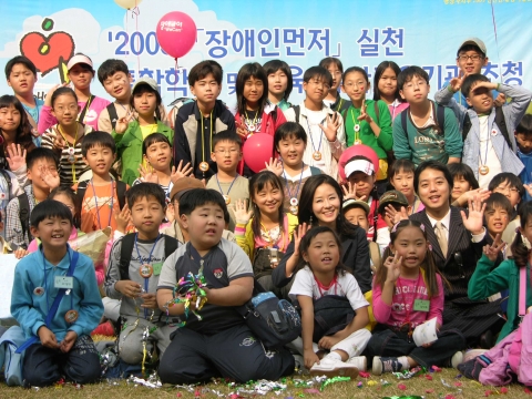 통합교육 우수기관 시상식에서 장애인먼저실천홍보대사 정선경, VJ 김형규씨랑 기념촬영하는 어린이들