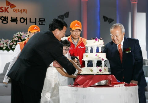 6일 오후 6시 서울 광장동 쉐라톤 워커힐호텔에서 결혼식을 진행한 뒤 케익커팅을 하고 있다. 좌측부터 SK에너지 홍보 ·기업문화실 김영태 전무, 장애우 부부, SK에너지 임직원 자