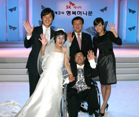6일 오후 6시 서울 광장동 쉐라톤 워커힐호텔에서 결혼식을 진행한 뒤 기념촬영을 하고 있다. 아래 장애우 부부, 좌측 위부터 탤런트 정준호, SK에너지 홍보·기업문화실 김영태 전무