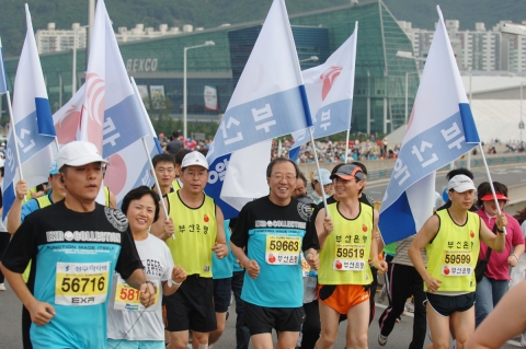 부산은행은 10월 7일(일) 개최된 부산바다 하프마라톤에 이장호은행장을 비롯한 임직원 및 직원가족 300여명이 참가하였다