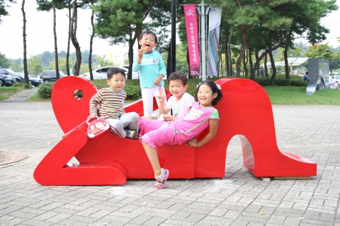  월드컵경기장 정문광장에 설치된 아트벤치