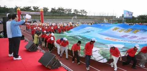 경상북도(도지사 김관용)는 10.6 도청직원과 가족 4천명이 경일대학교 대운동장에 모여 “도민에게 꿈과 희망을 주고, 누구나 살고 싶은 풍요로운 경북”을 만들겠다는 결의 다짐행사와