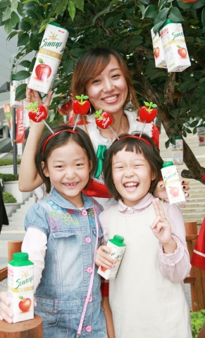 매일유업 썬업리치 애플 무료 시음행사에 참석한 어린이들