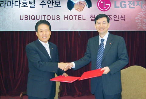 LG전자가 8일 오전 홈넷사업팀장 고범석 상무(오른쪽),‘라마다호텔수안보’(법인명:로하스개발㈜) 대표이사 임각순 회장(왼쪽) 등이 참석한 가운데 호텔용 홈네트워크 솔루션‘u-Hot