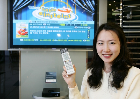 하나로텔레콤은 하나TV에서 ‘플레이하우스 디즈니’의 교육용 애니메이션 ‘리틀 아인슈타인’을 새롭게 제공하고, 고객 1,200명에게 교육 교재를 증정하는 이벤트를 펼친다. 하나로텔레콤 직원이 하나TV에서‘리틀 아인슈타인’ 프로그램을 소개하고 있다.