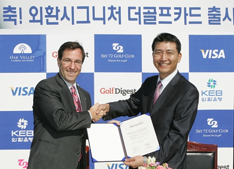 외환은행(銀行長 리처드 웨커 / www.keb.co.kr)은 9일 다양한 골프 특화서비스와 플래티늄 보다 상위의 고품격 서비스를 제공하는 시그니처카드인 ‘더골프카드’를 출시하고 인천 영종도에 위치한 동북아 최대 규모의 골프장인 스카이72에서 기념행사를 개최했다. (사진 좌측부터 외환은행 리처드 웨커 행장, (주)골프다이제스트 최인섭 사장)