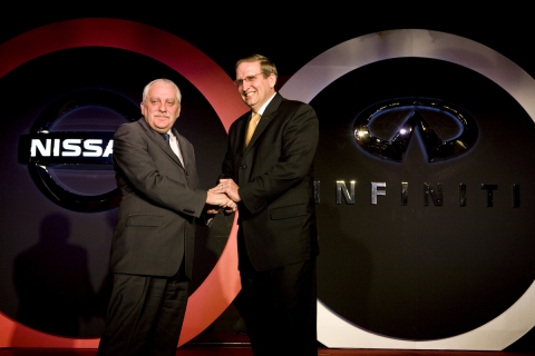 닛산자동차 콜린 닷지 수석 부사장(왼쪽)이 닛산 진출을 발표한 이후에 한국 닛산의 그레고리 필립스 사장과 악수를 나누고 있다