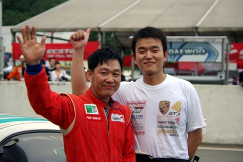 우승을 거머진 레드앤스피드 레이싱팀