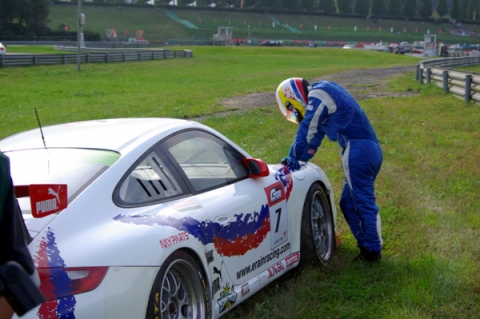 엔진 오버히트로 리타이어한 이레인 레이싱팀의 정의철 선수