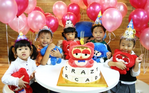 비엔비 6주년을 맞아 6살 어린이 6명이 함께 모여 비엔비 생일을 축하해 주고 있다.