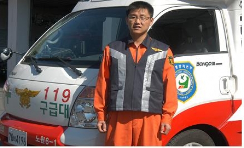 열차에서 적극적인 응급처치로 생명을 구한 윤남원 소방교