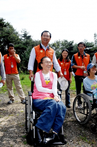 10일 하이닉스반도체 김종갑 사장이 이천 엘리엘 동산에서 장애우들과  함께 휠체어 산책에 나서고 있다.