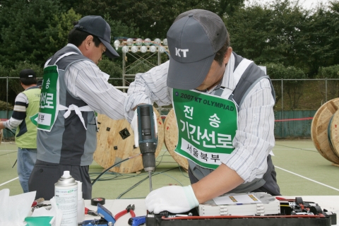 2007 KT 올림피아드에 참가하고 있는 KT 기술명장들의 모습 